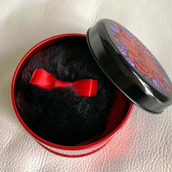 Brand New - Anna Sui Face powder brush with tin - Picture 2 of 3